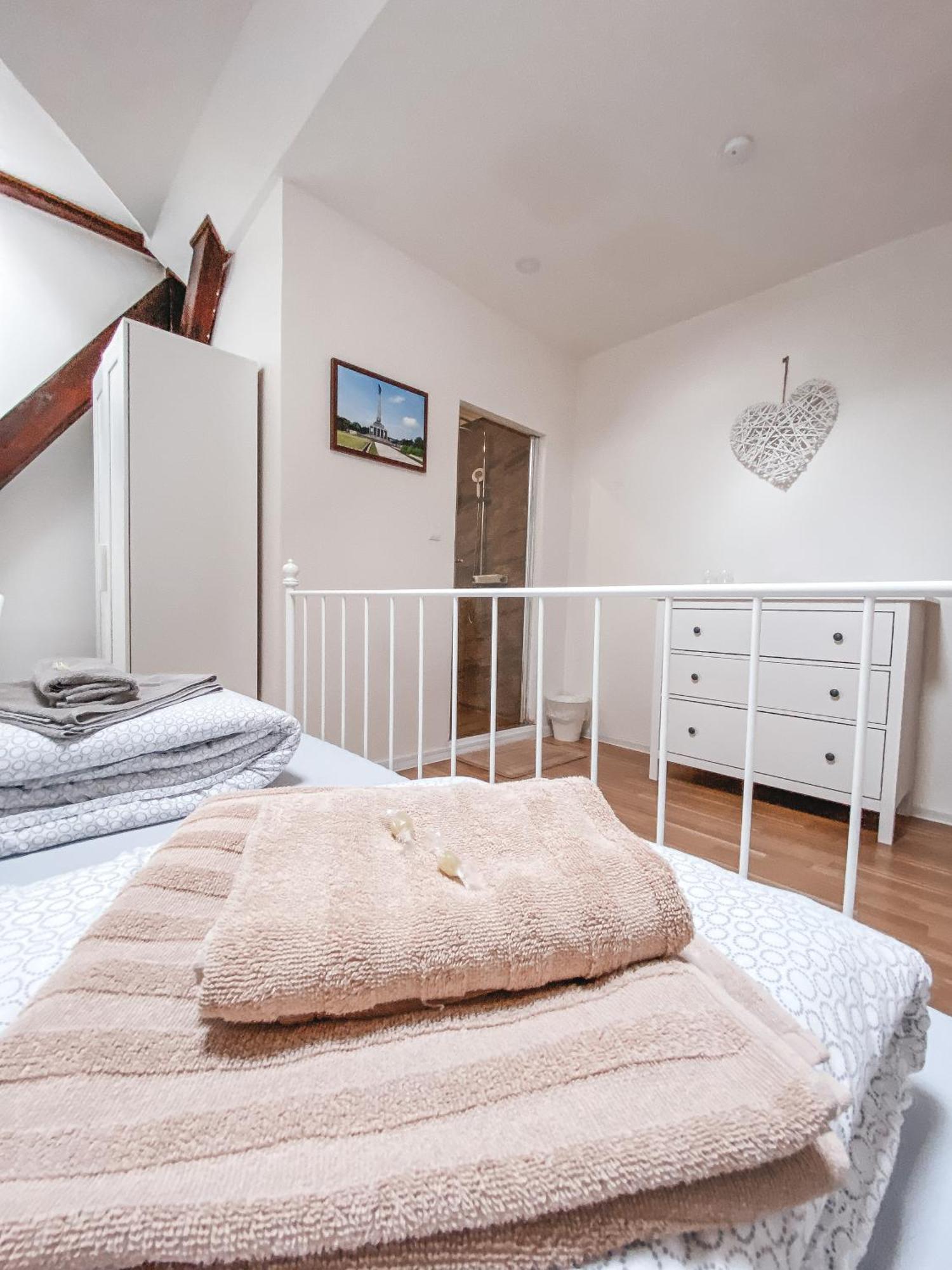 Blue Lotus Apartments Братислава Экстерьер фото