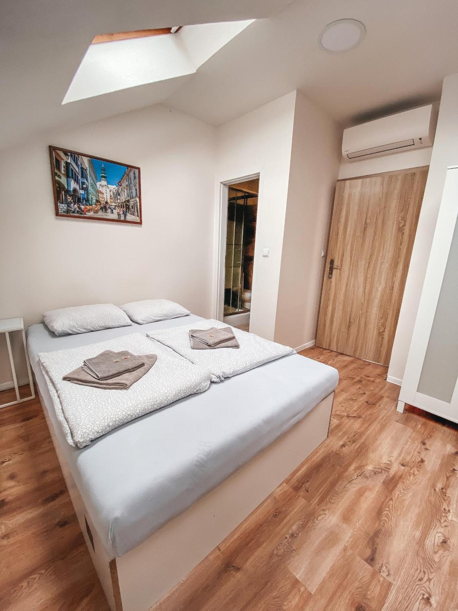 Blue Lotus Apartments Братислава Экстерьер фото